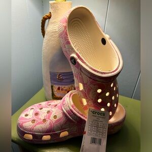 NWT W8 Classic Duke Print Croc Clog Pink/White